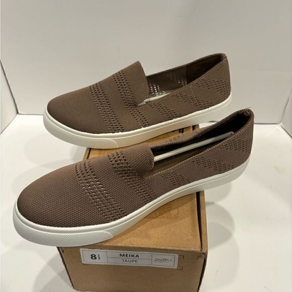 Journee Collection Meika Slip-On Sneaker JCP
Slip-On Shoe size 8.5 - Picture 10 of 14